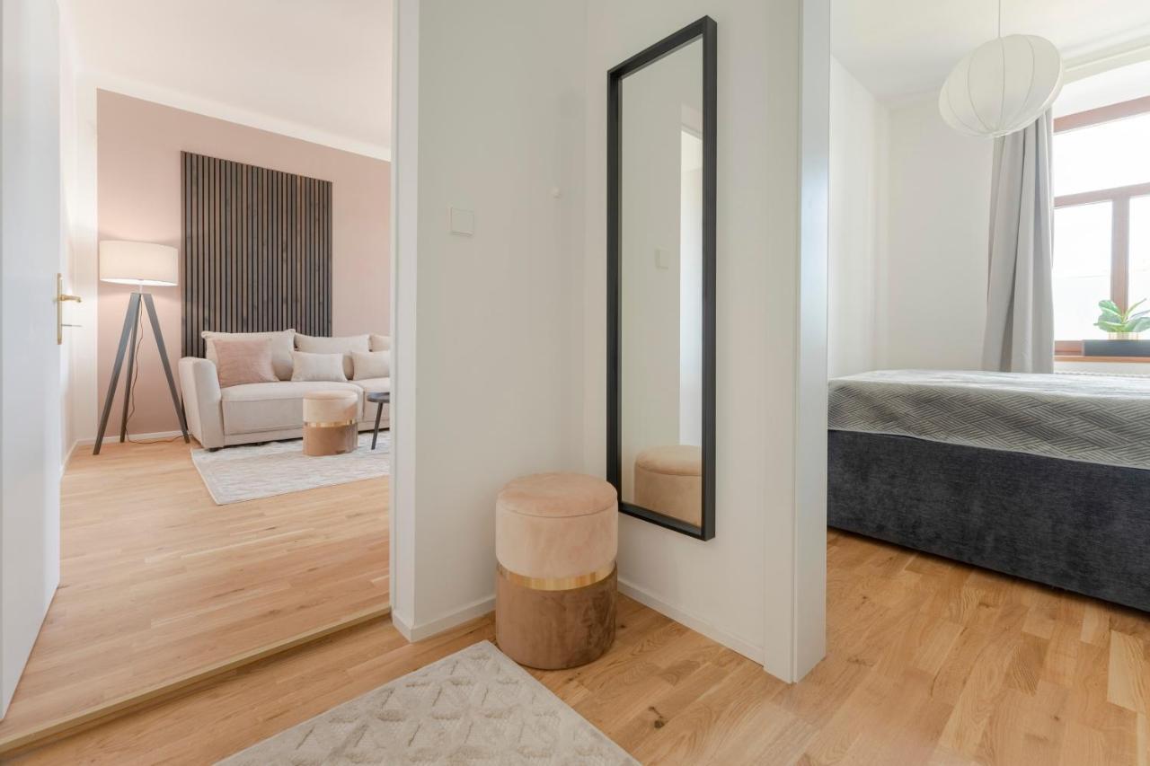 City Lounge Appartement Am Hauptbahnhof Sankt Poelten Buitenkant foto
